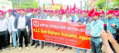 సమస్యలు పరిష్కరించాలని ర్యాలీ 