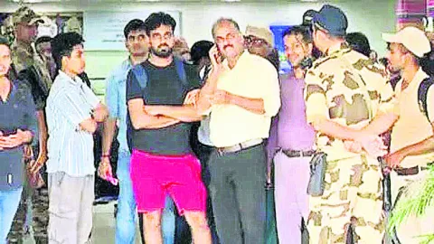 విమానాశ్రయంలో చిక్కుకున్న ప్రయాణికులు