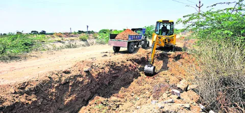 కాలువ గట్టునూ వదల్లేదు! 