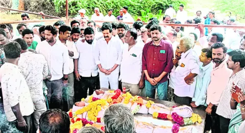బరువెక్కిన గుండెతో అంత్యక్రియలు