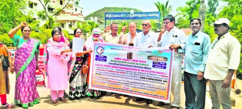 షోర్‌ టు షోర్‌ జీఎం దిలీప్‌ పింటోను అరెస్టు చేయాలి 