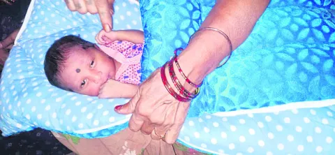 పోషించలేను.. మీరే భవిష్యత్‌ ఇవ్వండి!