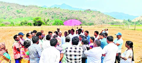 గిరిజనుల భూములకు రక్షణ కల్పించాలి 