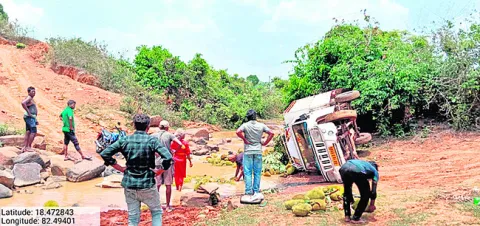 ఘాట్‌రోడ్డులో వ్యాన్‌ బోల్తా 