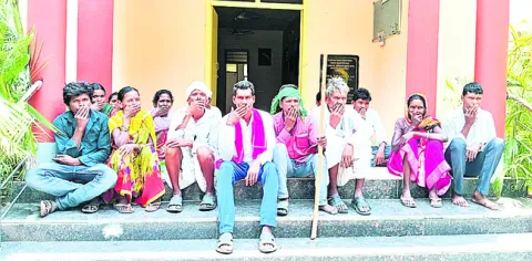 విద్యుత్‌ లైన్‌ కోసం  వినూత్న నిరసన
