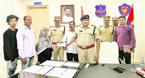 పోలీసుల కుటుంబాలకు అండగా ఉంటాం

