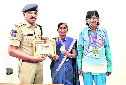 వృద్ధ క్రీడాకారులకు  అభినందన
