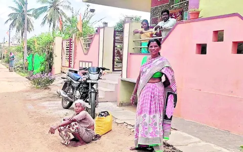 కోడలు ఇంటి ఎదుట వృద్ధురాలి నిరసన
