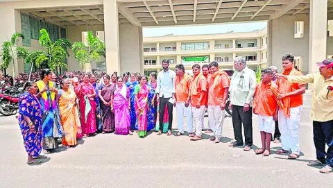 ఉపాధి కల్పిస్తామని ఉసురు తీస్తున్నారు.. 
