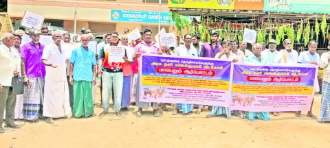 ప్రత్యేక ఇసుక క్వారీల కోసం ధర్నా 
