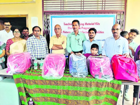 బోధనోపకరణాల కిట్లు పంపిణీ   