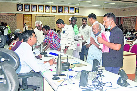 కలెక్టర్‌ గ్రీవెన్స్‌కు 165 వినతులు 