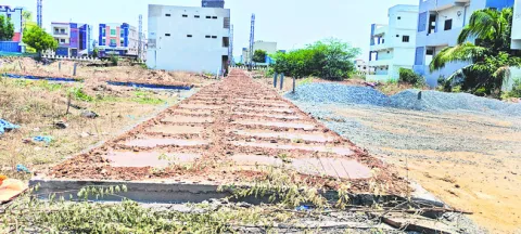 ఇళ్లు లేని చోట సిమెంట్‌ రోడ్డా..!