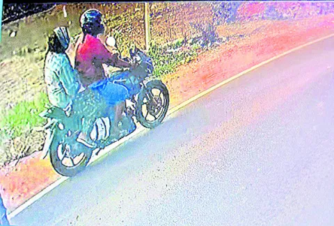 హైవేపై సినీఫక్కీలో చైన్‌స్నాచింగ్‌ 