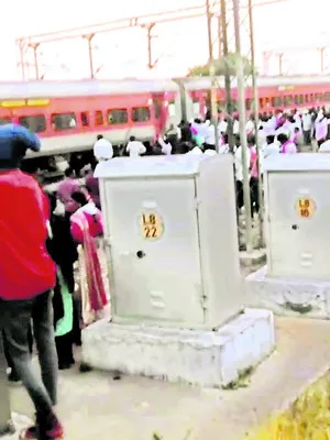 రైల్వే ట్రాక్‌పై బీఆర్‌ఎస్‌ కార్యకర్తలు 