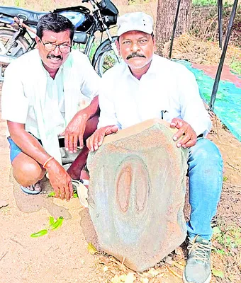 బొమ్మకూర్‌లో నవీన యుగంనాటి శిలలు