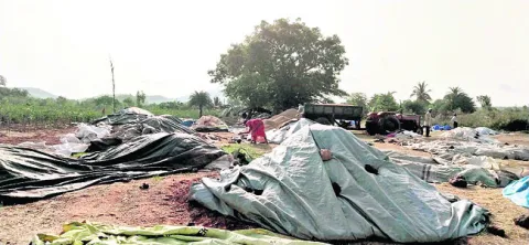 కేంద్రాల్లో రైతుల నిరీక్షణ