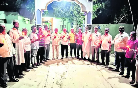 ఉగ్రదాడి మృతులకు ముస్లింల నివాళి