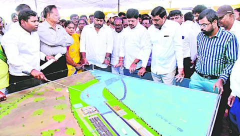 పోర్టు పనులు సకాలంలో పూర్తి చేస్తాం 