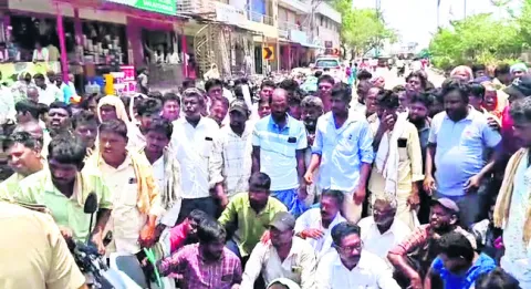గన్నీబ్యాగుల కోసం రాస్తారోకో 