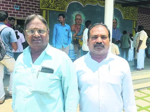 అధికారుల మీనమేషాలు 
