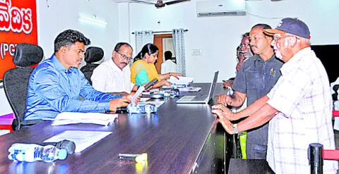 అర్జీల పరిష్కారంపై ప్రత్యేక శ్రద్ధ 