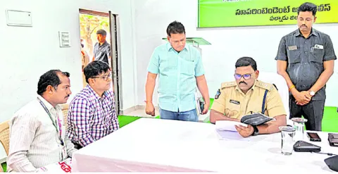 మోసపోయాం.. ఆదుకోండి ! 