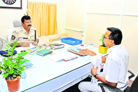 ప్రజా సమస్యల పరిష్కారంలో అలసత్వం వద్దు