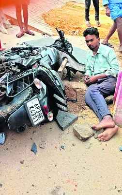 అదుపు తప్పి ద్విచక్ర వాహనం బోల్తా