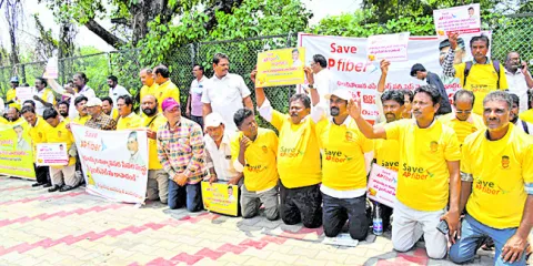  ● ఆపరేటర్లకు భద్రత కల్పించాలి  ● ఫైబర్‌నెట్‌ ఆపరేటర్స్