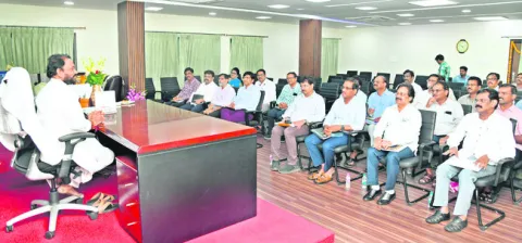 అధికారులు వార్డుల్లో పర్యటించాలి 