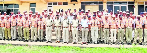 ట్రాఫిక్‌ పోలీసులకు కూల్‌ జాకెట్లు 