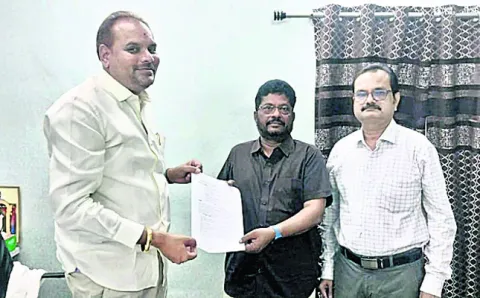 ● ఏపీఈపీడీసీఎల్‌ అధికారుల ఎదుట షిఫ్ట్‌ ఆపరేటర్ల ఆత్మహత్