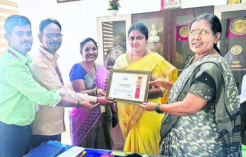 ఘోషా ఆస్పత్రి సిబ్బందికి ఎక్స్‌లెన్స్‌ అవార్డు