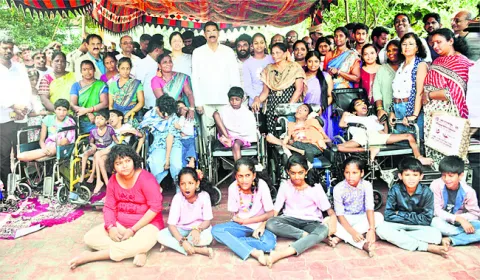 దివ్యాంగులకు చేయూత 