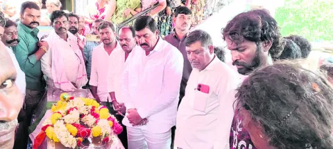కాంగ్రెస్‌ నేత హత్యోదంతంలో నలుగురిపై కేసు