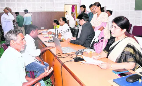 ప్రజా ఫిర్యాదుల పరిష్కారానికి ప్రాధాన్యత
