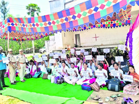 ఆయుష్మాన్‌ సీహెచ్‌వోల ధర్నా 
