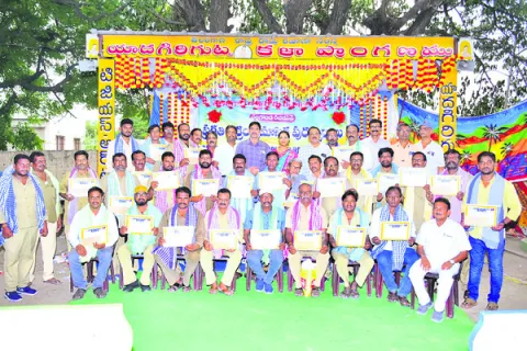 ప్రయాణికులను కుటుంబ సభ్యులుగా భావించాలి
