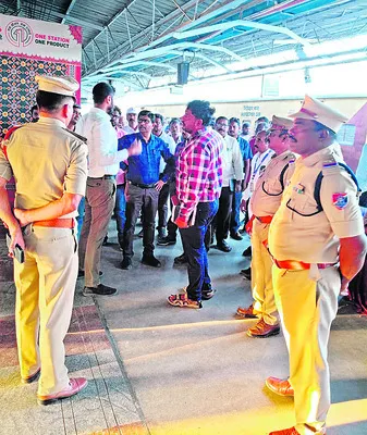 రైల్వేస్టేషన్‌ను పరిశీలించిన డీఆర్‌ఎం 
