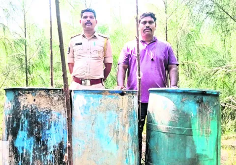 సారాబట్టీలపై ఎకై ్సజ్‌ పోలీసుల దాడులు 