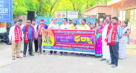 కాంట్రాక్ట్‌ కార్మికులకు హక్కులు కల్పించాలి