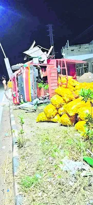 వ్యాన్‌ బోల్తా: పలువురికి గాయాలు