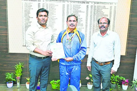 పతకాల విజేతకు  కలెక్టర్‌ అభినందన 