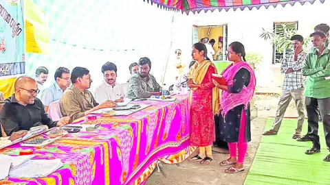 పనులు చేయకున్నా కూలి కాజేశారు!