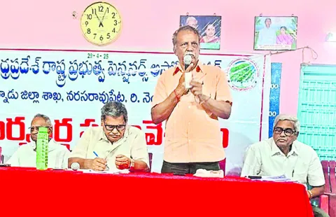 పెన్షనర్ల ప్రయోజనాలను ప్రభుత్వం కాపాడాలి 