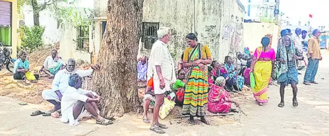 పింఛన్‌ కోసం వృద్ధుల పాట్లు 