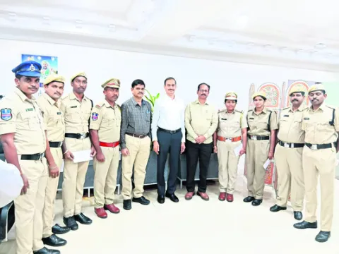 ఎన్‌ఫోర్స్‌మెంట్‌ టీంకు క్యాష్‌ప్రైజ్‌