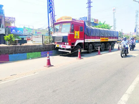 ప్రధాన కూడళ్లు.. ప్రమాదాలకు నిలయాలు 