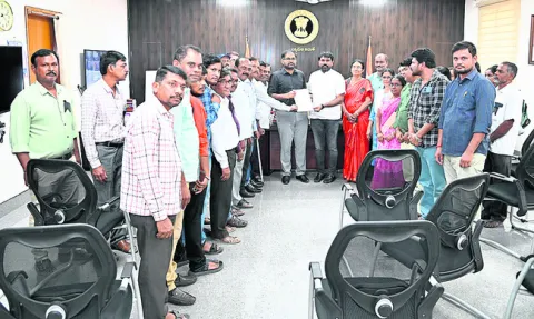 డీఎంహెచ్‌వోను బెదిరించిన వారిపై చర్య తీసుకోవాలి 